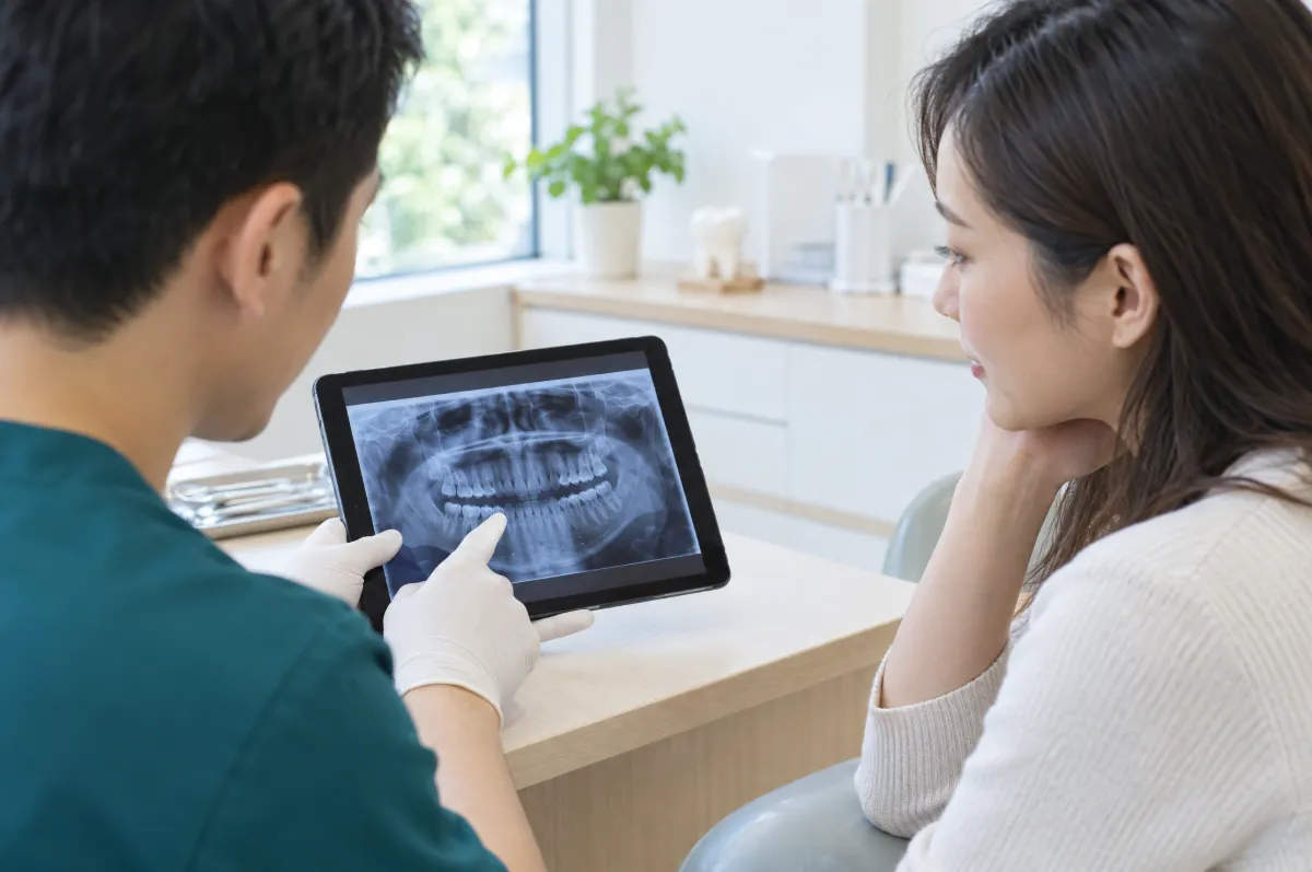 Bác sĩ chỉ trên phim X-quang để giải thích cho khách hàng